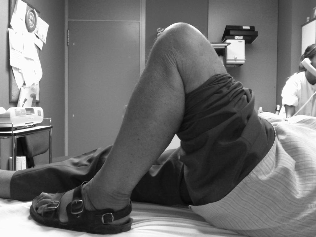 A los pacientes se les pedía que flexionaran la rodilla tanto como pudieran, estando en la posición de decúbito supino