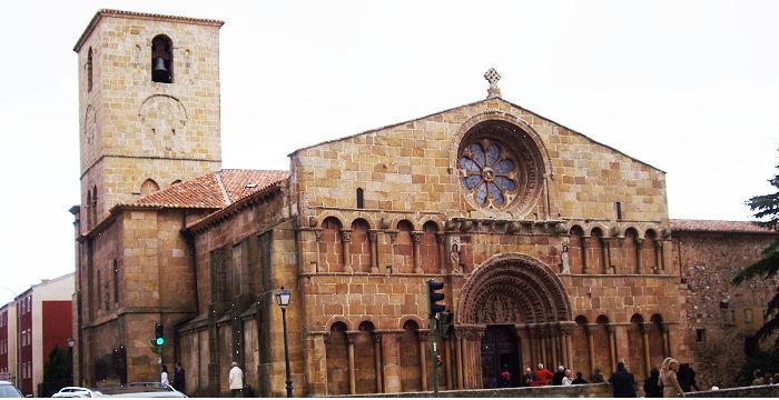 ❶ En este lugar se levantó, a mediados del siglo XII, una iglesia que sirvió de parroquial al arrabal de Sto. Tomé, siendo ésta su advocación original.