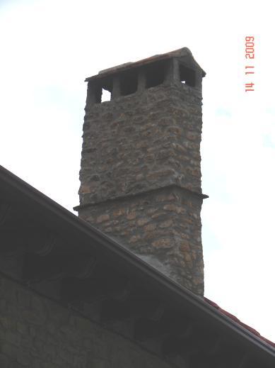 Sin embargo, son mucho más numerosas y espectaculares las grandes chimeneas rectangulares que sobresalen en los tejados de muchas de las