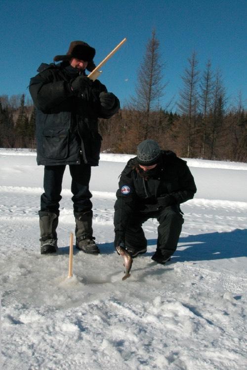 Faltado 3 horas pesca: Dos de nuestras especialidades reunidas: el trineo a perros y el pesca sobre hielo Una combinación