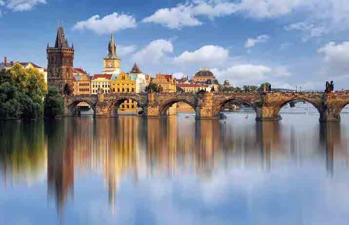 El área metropolitana de Praga cuenta con una población de 1,9 millones de habitantes. Desde 1992 el casco histórico de la ciudad es Patrimonio de la Humanidad.