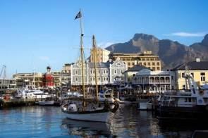 paisajístico. Cape Town fue el puerto de entrada desde el que se colonizó toda África austral y hoy en día es la ciudad más cosmopolita del continente.