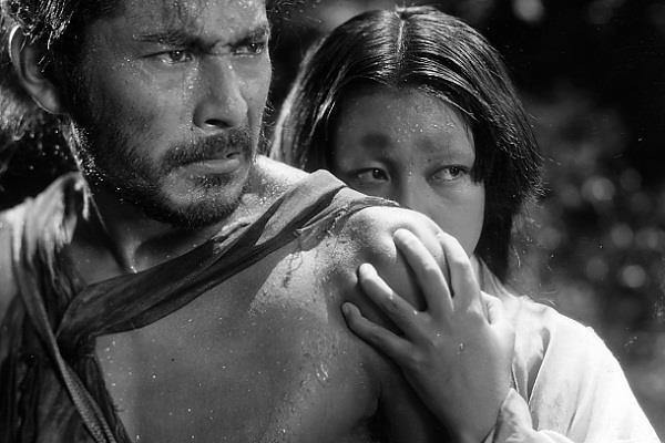 'Rashomon' (1950). Kurosawa nos traslada al siglo XII, donde, bajo las ruinas de un templo, se habla sobre un complicado caso de asesinato.