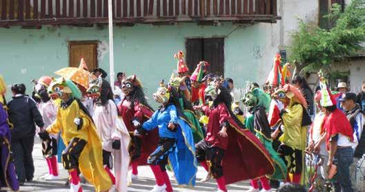 Luego, por la tarde, se celebró la eucaristía en la habitual misa de víspera y finalmente, Alegría y tradición en Llacuabamba! por la noche, se celebró el tradicional baile.