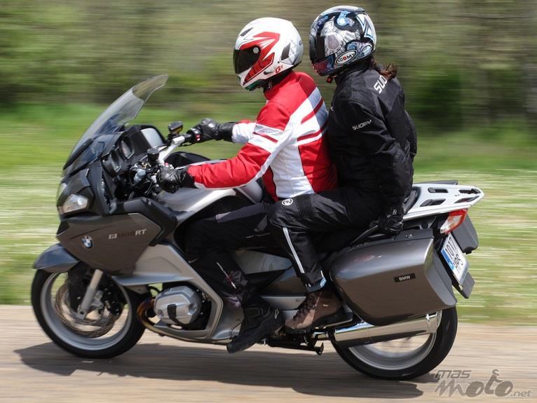 Técnicas de conducción segura Conducción con acompañante Afirmarse en la motocicleta y no en el cuerpo del piloto, ya que limitan la capacidad de maniobrar.