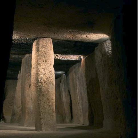 Localización en el tiempo y el espacio: fue este dolmen el primero que las ociedades neolíticas edificaron en Antequera, esta técnica se perfeccionará en el túmulo en el dolmen de corredor de Viera y