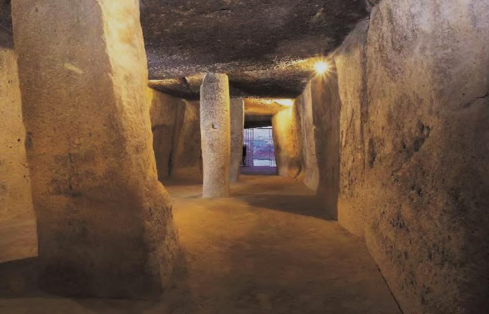 Pilares de la galería del dolmen de Menga. tierra con un diámetro de entre 60 y 65 metros.