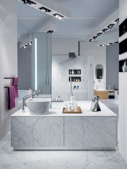 Marmo Carrara Velvet per il sistema Vascalavabo Makro con vasca Large serie Style e lavabo Loop. Specchio Thin con fascia luminosa.