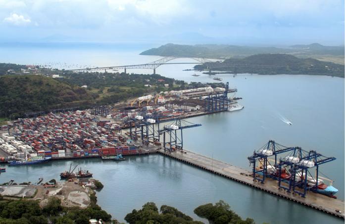 Gráfica 10: Puerto de Balboa Fuente: Panama Ports Company Entre enero y septiembre del 2009, el puerto de Balboa movilizó 11,1 millones de toneladas dirigidas al comercio exterior, donde el 56%