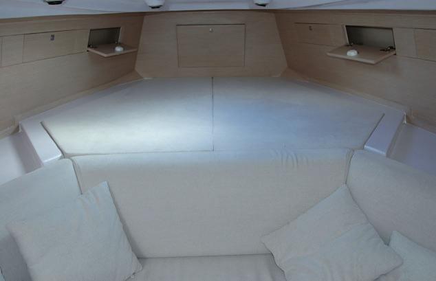 PARA UN BAÑO SEPARADO U de siete plazas convertible en cama de 1,95 x 1, 65 metros, y opcionalmente en dinette con el acople de una mesa de madera.