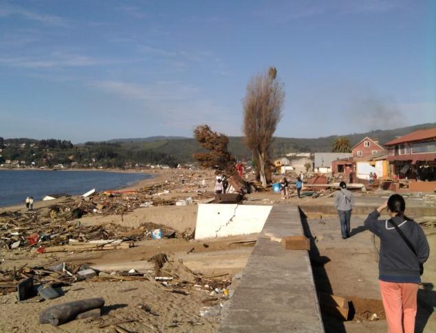 destrucción del borde costero Terremoto y tsunami del 27 de febrero del 2010 La fuerza destructora del agua arrasó con numerosos centros costeros de Chile (12 del AMC) Pobreza urbana.