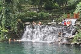 2-Parque Acuático Amapulapa: Dos piscinas naturales para adultos, con un tobogán.