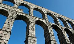 SEGOVIA - LA GRANJA Testimonio de la antigüedad de la ciudad de Segovia es el acueducto romano, que se alza majestuoso en una de las plazas favoritas de los segovianos: la plaza de Azoguejo, punto de