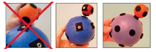 > Reciben otras dos esferas, una grande y la otra pequeña, con cuadrados de velcro y broches adheridos.