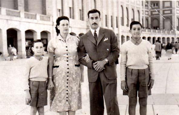 ADIMRA - Cámara de Equipamientos Hospitalarios de Fabricación Argentina (CAEHFA) Con mis padres y Roberto, mi hermano menor.