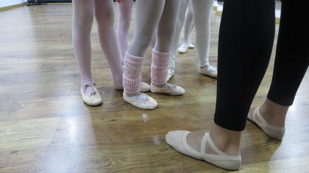 DANZA MODERNA-CREATIVA (ED. PRIMARIA) La danza moderna-creativa procede de la evolución artística de la danza clásica también llamada ballet.