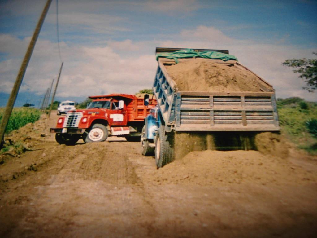 . Foto# A.15 Camiones de volteo realizando el acarreo de material desde el banco de extracción hasta el lugar de la obra cumpliendo con la normativa correspondiente.