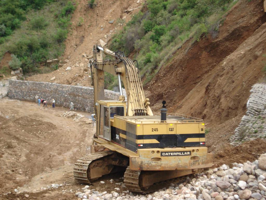 Foto# A.18 Excavadora hidráulica realizando trabajos para rehabilitar un canal. Fuente: Pavimentos y Premezclados S.A. de C.V. II MEDICION.