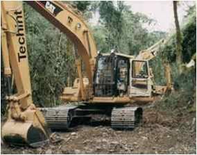 Maquinaria pesada utilizada parea deforestar Retroexcavadoras: Con la pala o cucharón tumba los