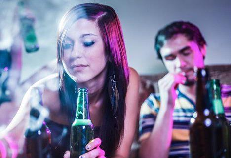 Factores de Riesgo Persona de primer contacto con las drogas Factores asociados al inicio del consumo de alcohol y