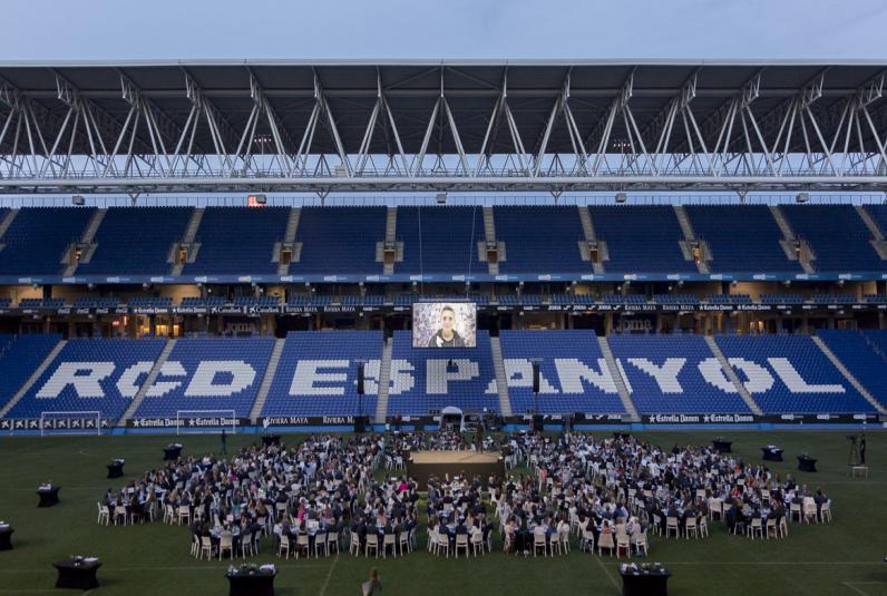LA MÁGICA NOCHE DE SOMOS UNO CENA EN EL CÉSPED EN EL ESTADIO DEL R.C.D. ESPANYOL La cena tendrá lugar el 7 de junio en el Estadio del Real Club Deportivo Espanyol a partir de las 20:00 horas.