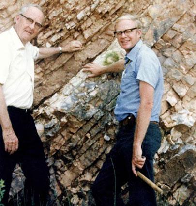 Caída de meteoritos El premio Nobel de física Luis Álvarez y su hijo, el geólogo Walter Álvarez, mostrando la capa de arcilla en la que descubrieron cantidades anormales de iridio.