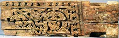 Fragmento de viga Toledo, siglo xiv Madera Long. 78 cm. 950,00 e 1.279,35 e Fragmento de viga tallada con profusa ornamentación calada, consistente en palmetas enmarcadas en roleos.