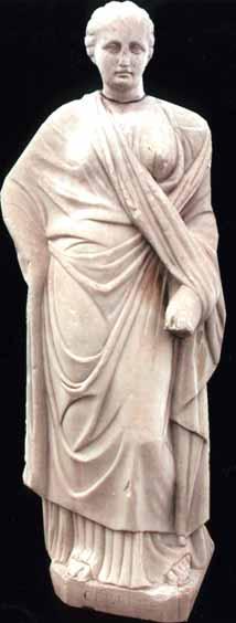 Estatua romana Siglo i a.c. Mármol Alt. 123 m; Anch. 40 cm 148.000 e Escultura femenina con la mano derecha sobre la cadera y la mirada hacia el frente.
