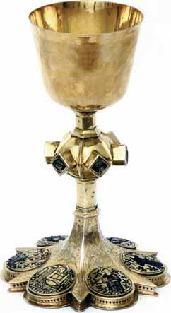 Cáliz Copa del último cuarto del siglo XV, rehecha en siglo XIX Plata dorada y esmaltes Marca: «ALFO/NSUS», bajo corona real Alt. 27 cm 40.