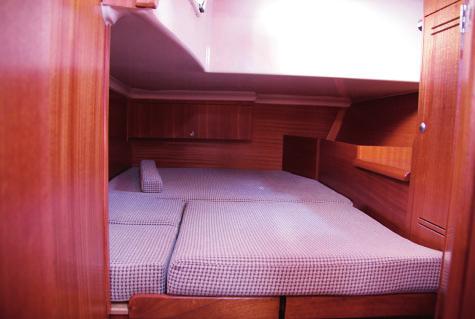 Los camarotes de popa gozan de muy buena iluminación y, su cama, de gran altura hasta el techo.