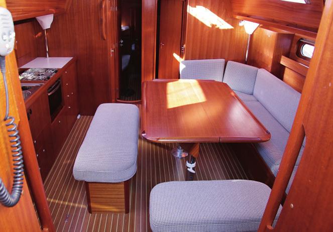 La parte que más resalta a primera vista del interior del barco es la mesa de la dinette con sus asientos, ya que pueden acomodarse 10 personas como mínimo a su alrededor.