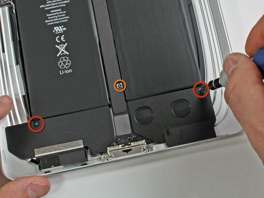 Reemplazo ipad Wi-Fi de la batería Paso 13 Batería Retire los dos tornillos Torx T5 2,84 mm que fijan el