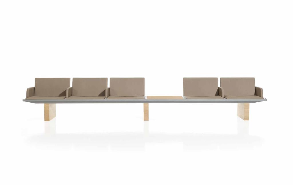 Puede incorporar brazos en cualquiera de los asientos, así como mesas auxiliares The AARHUS benches are produced with upholstered or integral polyurethane seats.
