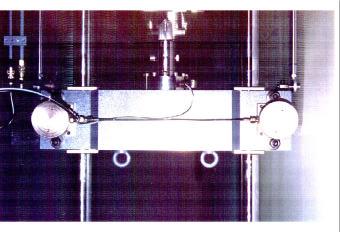 El puente móvil se puede ajustar en altura mediante el accionamiento de dos actuadores laterales hidráulicos (cilindros de elevación) de subida y bajada que permiten su posicionamiento a lo largo de