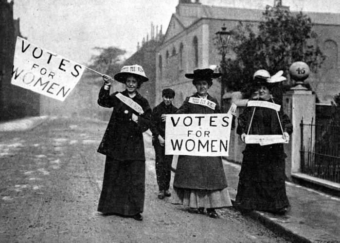 1910: En Copenhague, se proclamó el Día de la Mujer, en favor de los derechos de la mujer y para promulgar el sufragio femenino universal.