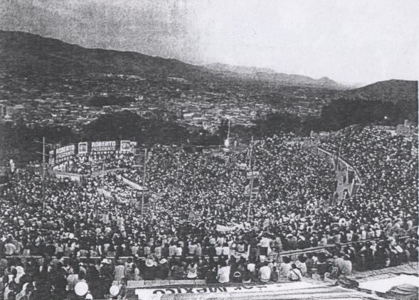 Imagen 26 MAREA ROJA. El auditorio de la Guelaguetza, con una capacidad para 20 mil asistentes, fue elegido por la maquinaria priista de Oaxaca para el mitin de Roberto Madrazo.