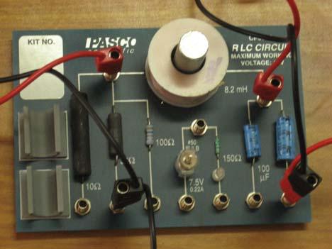 PROCEDIMIENTO PARA EL MONTAJE - Conecte el amplificador de potencia a la interfase en el canal analógico A para suministrar una corriente alterna al circuito RLC, y a su vez la interfase al
