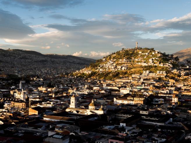 ÁREAS TURÍSTICAS DE LA CIUDAD: CENTRO HISTÓRICO Centro Histórico El Centro Histórico de Quito con 375,2 Hectáreas ó 3,75 Km2, es el más grande y mejor conservado de América; contiene más de 130