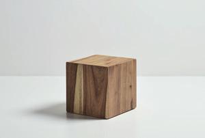 Mesa Cube Versátil por sus dimensiones y diseño, se puede usar como mesa de centro, mesa auxiliar o asiento.