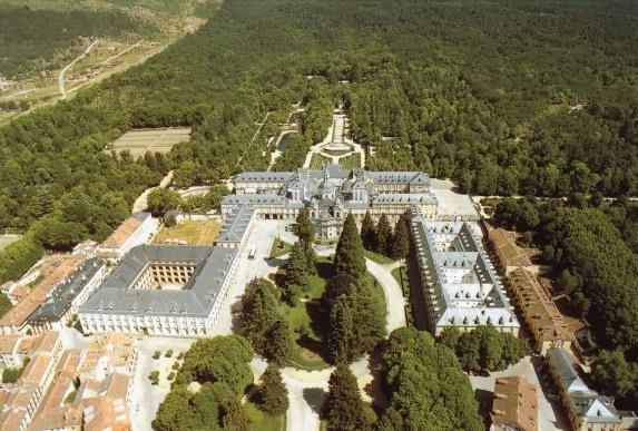 En esta visita disfrutaremos de su majestuoso Palacio construido por orden del Rey Felipe V en 1721. Fue usado como residencia de verano hasta Alfonso XIII.
