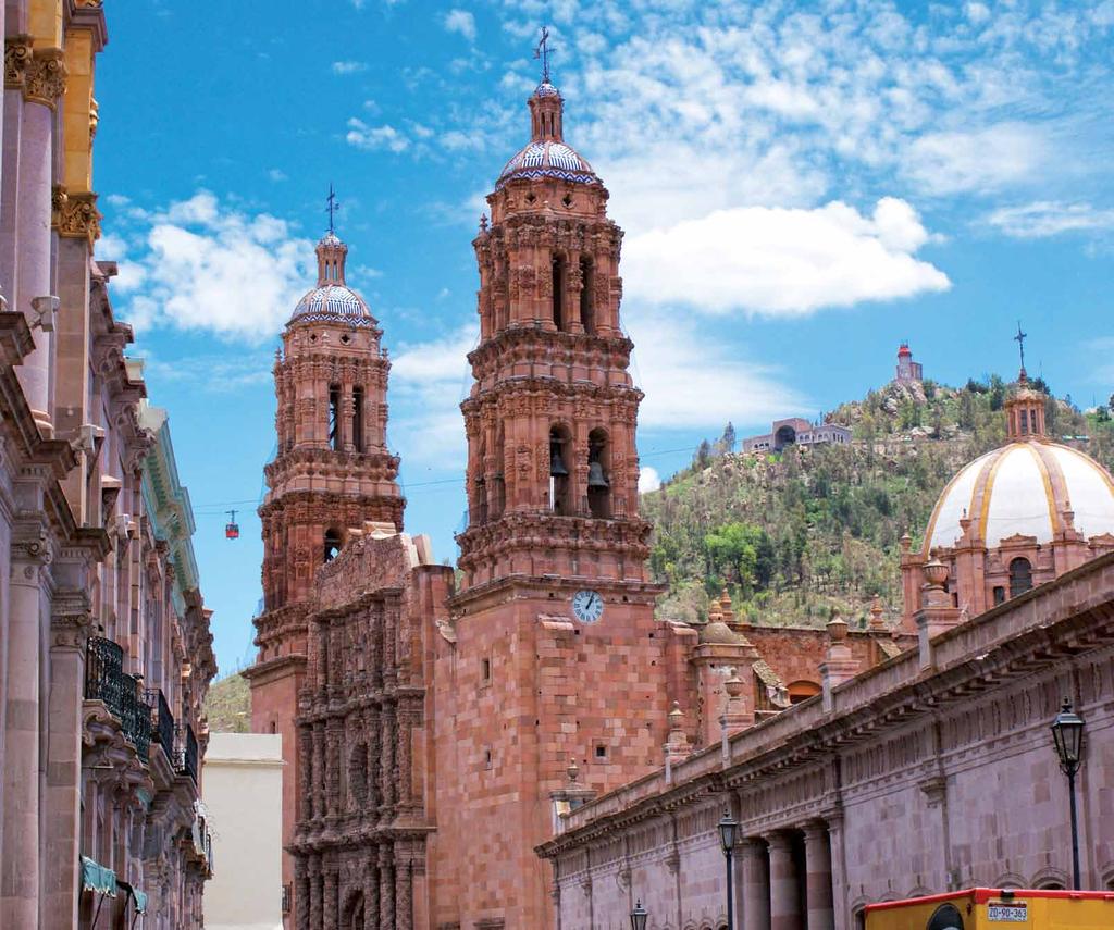 El Centro Histórico de Zacatecas* conserva edificios antiguos como la Catedral, un inmueble que destaca de todo el paisaje que ofrece la ciudad por estar labrado en cantera rosa y la rica