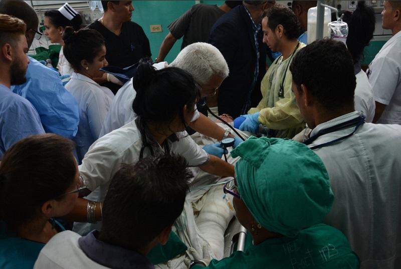 Foto: Yisel Martínez Carlos Alberto Martínez Blanco, director del Hospital Universitario General Calixto García, explicó que los sobrevivientes del accidente aéreo comenzaron a llegar a esa