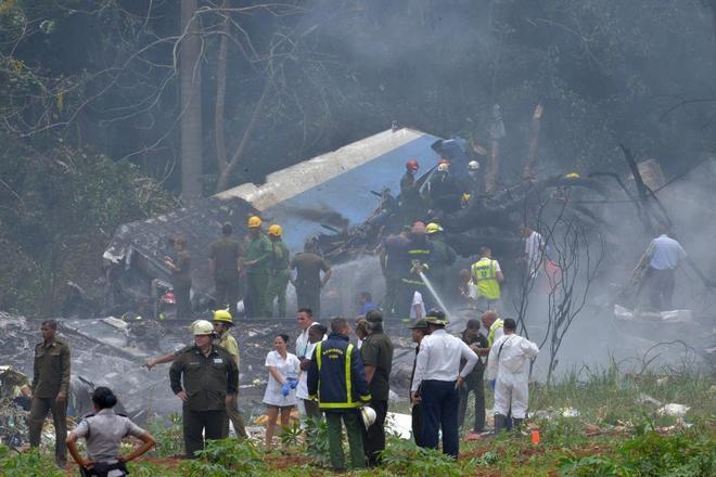 y extranjeros y la tripulación. Las diferentes instituciones cubanas investigan en el lugar de los hechos las causas del accidente aéreo.