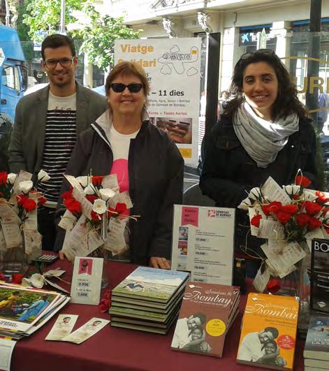 Este es el primer año que las mujeres participantes en el proyecto SEED son las encargadas de elaborar las rosas artesanales que se venderán en Sant Jordi, el 23 de abril, así como aquellos productos