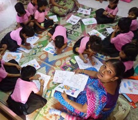Clases de dibujo en uno de los balwadis, centros de preescolar que la organización impulsa para promover el aceso a la educación de las y los más pequeños Así que en 2008 y hasta hoy, apostamos por
