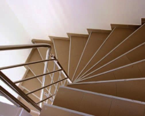 Si los bordes de las escaleras son del mismo material liso que los escalones, esto es muy peligroso.