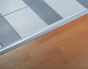 El perfil portante se atornilla al suelo antes de colocar los azulejos o se lo incrusta en el pegamento o en la argamasa.