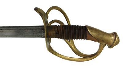 Hoja (660 x 27 mm), inscrito el lomo Rl. Fabrica de Toledo, Año 1816 Espada de montar, de Oficial.