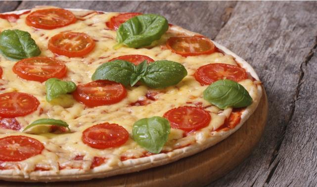 Las pizzas napolitanas más comunes son: Marinara: tomate, orégano, ajo y aceite de oliva.