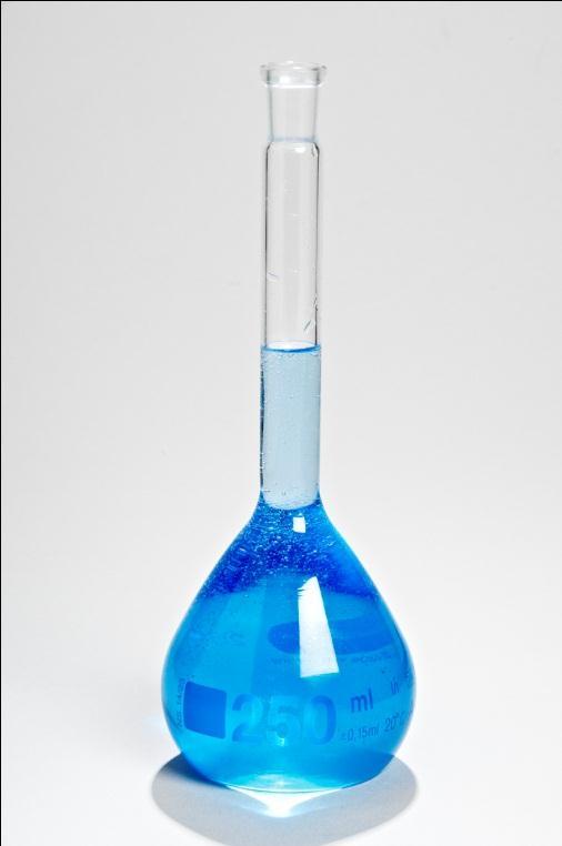 Material para contener líquidos y disoluciones Matraz aforado Es un recipiente de vidrio de fondo plano y cuello alargado y estrecho,